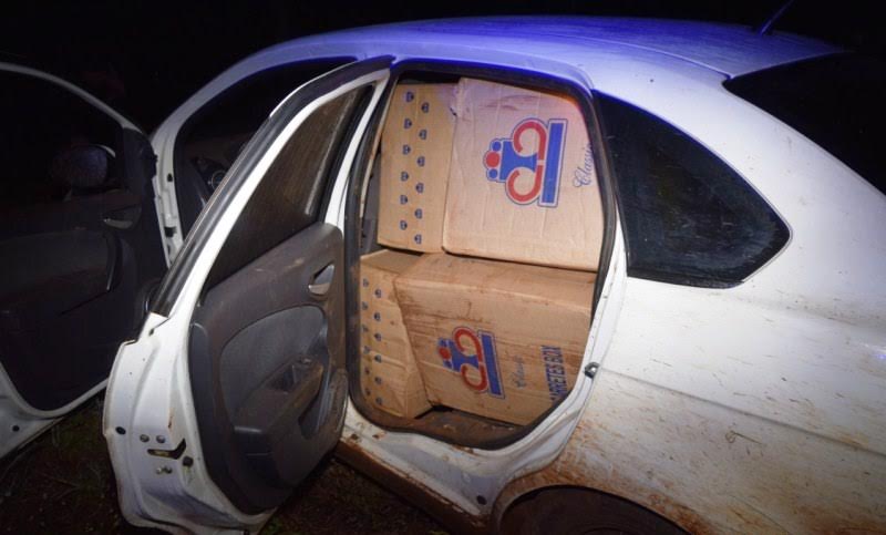 La Policía incautó un auto repleto de cigarrillos abandonados por contrabandista tras persecución