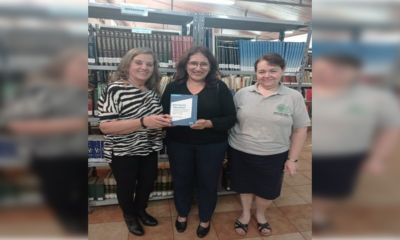 El Área de Formación Docente entregó un libro donado por Daniel Rodríguez a la Biblioteca Regional