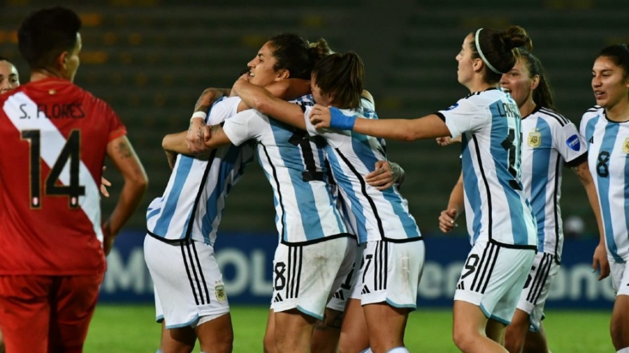 Argentina goleó a Perú en Colombia