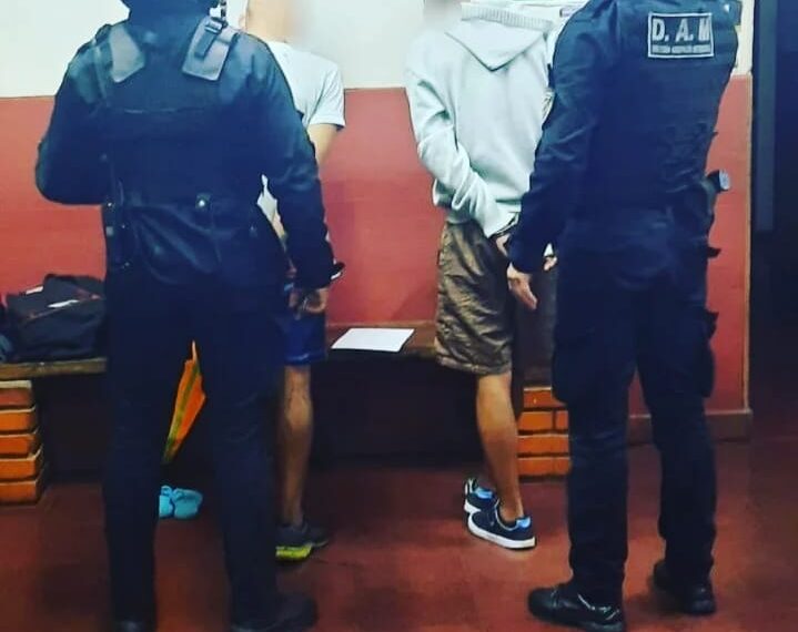 Huían de techo en techo tras robar un teléfono pero fueron detenidos