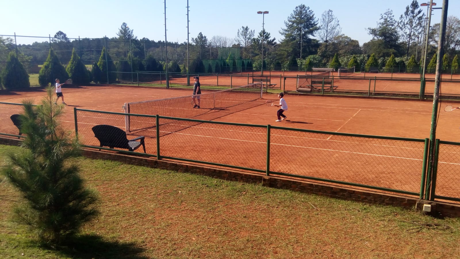 El Eldorado Lawn Tennis realizó un encuentro con distintas escuelas provinciales y una de Encarnación