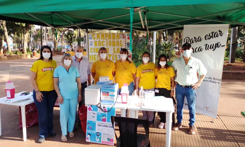En la plaza Sarmiento se realiza la campaña de vacunación contra la Hepatitis B y testeos rápidos
