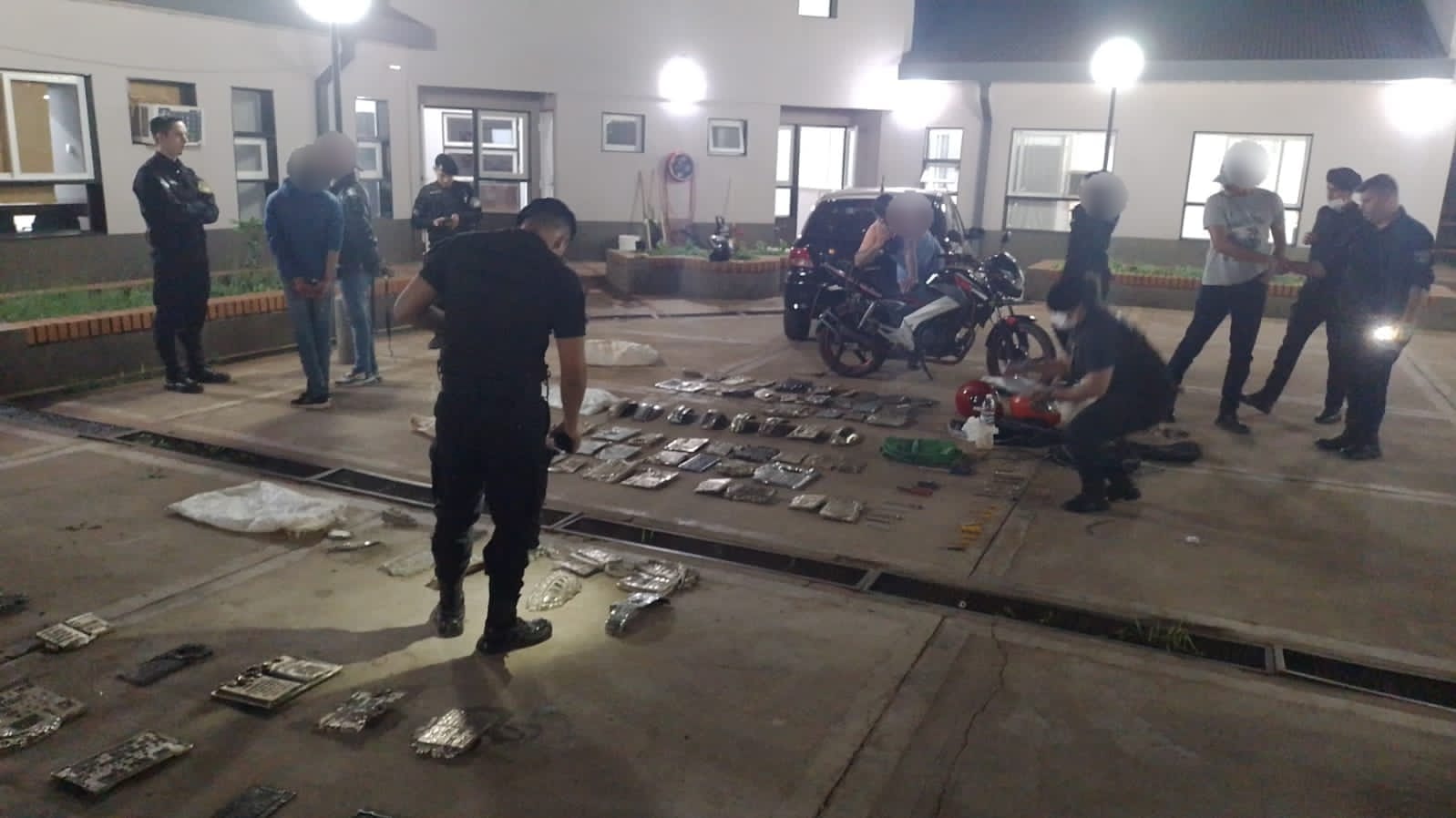 Capturaron a dos motociclistas con un centenar de placas robadas del cementerio