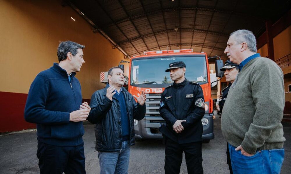 El Gobernador entregó un nuevo camión autobomba destinado a incendios urbanos y forestales