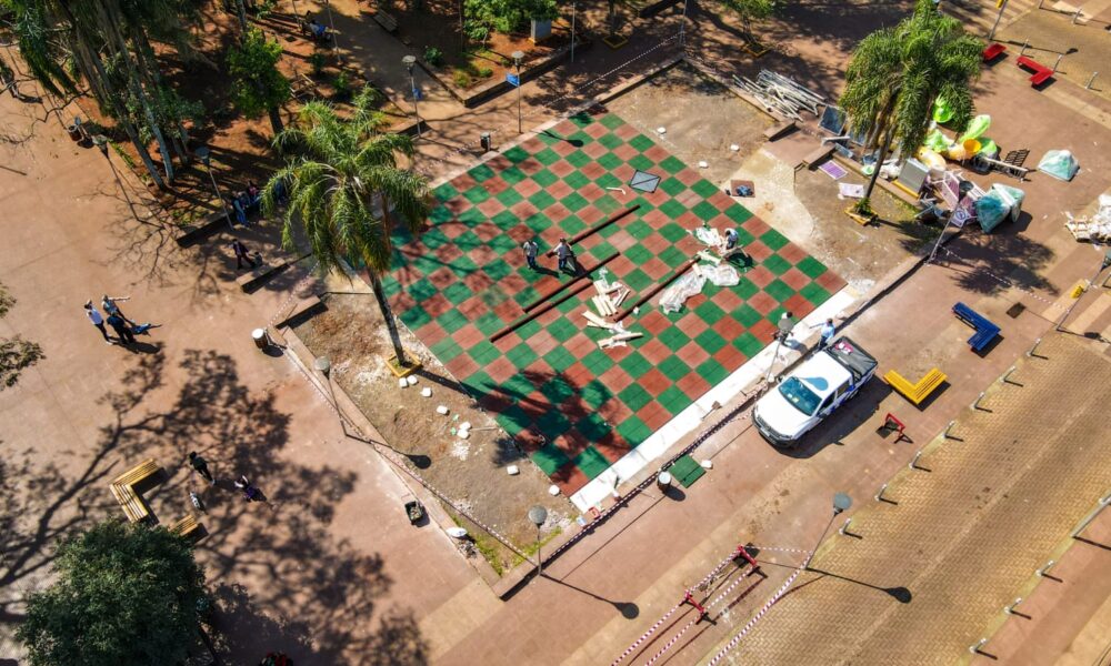 Comenzaron con la instalación del piso blando y juegos modernos en la la plaza Sarmiento