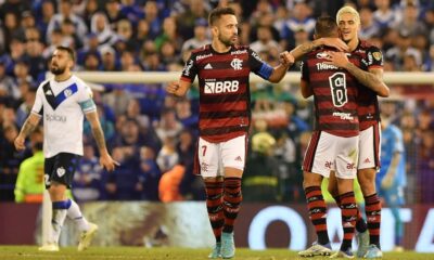 Vélez sufrió una dura goleada ante Flamengo que prácticamente sentencia la serie