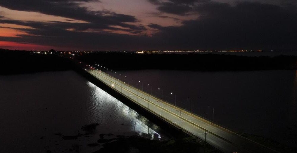Se instaló una moderna luminaria sobre el puente Garupá