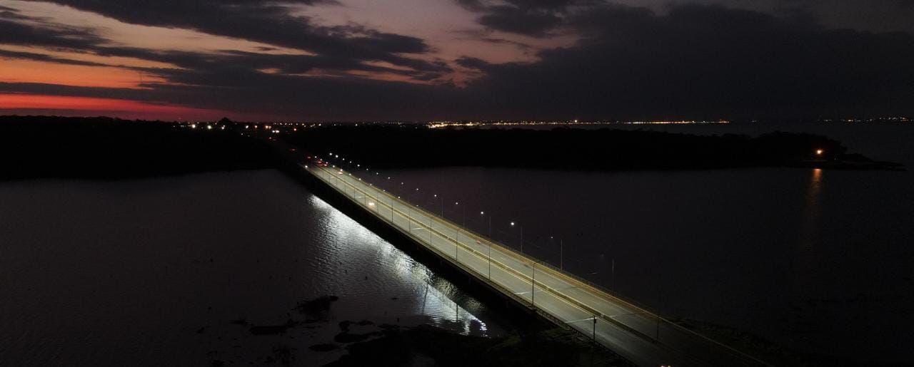 Se instaló una moderna luminaria sobre el puente Garupá