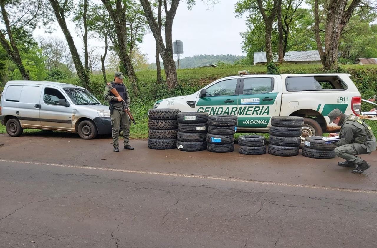 Incautaron 20 cubiertas de origen extranjero en Paraje Cuña Pirú