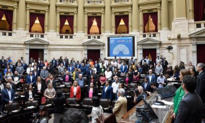 La tierra colorada tiene las expectativas puestas en el debate nacional por el Presupuesto 2023, las áreas aduaneras especiales, el gasoducto y las regalías en energía son las principales urgencias de la Provincia. La sesión en Diputados inició este medio día y se extenderá hasta las 22, con el receso nocturno. El miércoles a las 6 votarán los artículos en particular y en general. El proyecto de las previsiones de gastos para el año que viene cuenta con diversas iniciativas para Misiones, que de aprobarse representarían una reparación histórica para todos los misioneros. La Zona Aduanera Especial en el artículo 126. Además, se incluyeron un total de 230 obras para la provincia, el gasoducto y el reconocimiento de regalías para cancelar la deuda con la Compañía Administradora del Mercado Mayorista Eléctrico (Cammesa). El reclamo para que la provincia se convierta en un territorio libre de impuestos nacionales para mitigar las asimetrías con Brasil y Paraguay fue presentado en 2017 y convertido en ley tres años después, hasta el veto presidencial de Alberto Fernández, bajo el argumento de que “no resultan aconsejables en tanto significan una inestimable caída de la recaudación dada la consecuente merma de las transacciones comerciales, las producciones locales y el consiguiente impacto desigual en las economías regionales”. Finalmente la iniciativa fue incorporada nuevamente al dictamen, para su posterior tratamiento en el recinto, luego del reclamo que realizó el diputado nacional por el Frente de la Concordia Diego Sartori al presidente de la comisión de Presupuesto, Carlos Heller. Tras conseguir las modificaciones a favor de la creación de las áreas aduaneras especiales, Sartori adelantó que esta vez “las cosas pueden ser diferentes”, haciendo referencia al respaldo del ministro de Economía de la Nación, Sergio Massa. Diputados de Juntos por el Cambio se abstendrán en bloque Los representantes misioneros que forman parte de Juntos por el Cambio -Alfredo Schiavoni, Florencia Klipauka y Martín Arjol- no estuvieron presentes en la discusión para incluir los pedidos de Misiones en el proyecto de presupuesto. Y en el día de la fecha, ya anticiparon su rechazo o abstención a la iniciativa oficial del Presupuesto Nacional 2023. En síntesis, Arjol y el resto de los integrantes misioneros de Juntos por el Cambio responderán a las directivas del centralismo porteño para poder emitir su voto.