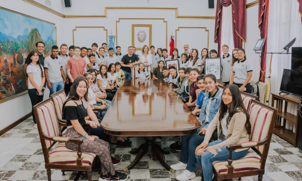 Alumnos y docentes del CEP N.º 45 de Gobernador López, visitaron la Casa de Gobierno