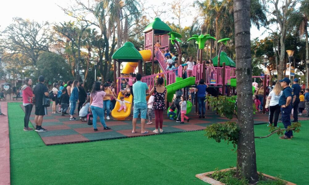 Cientos de niños disfrutan del nuevo espacio de juegos de la Plaza Sarmiento que ya está habilitado