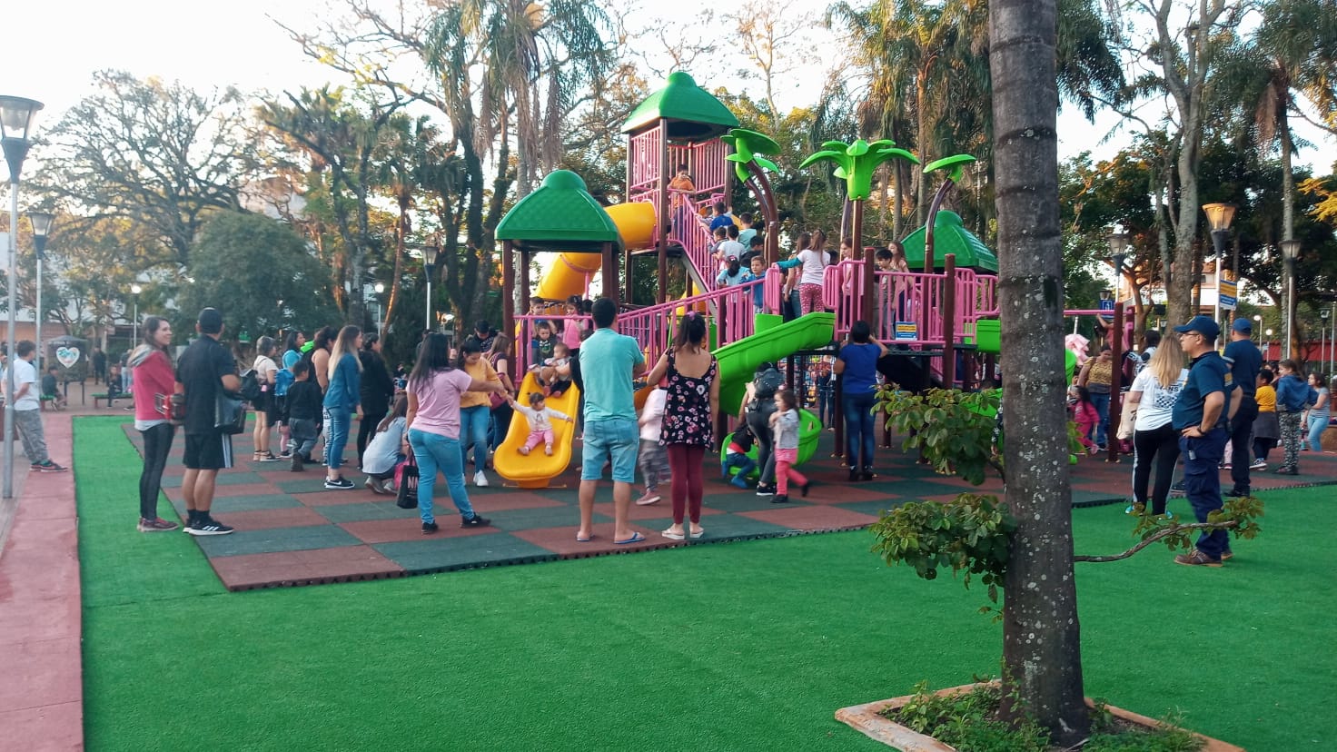 Cientos de niños disfrutan del nuevo espacio de juegos de la Plaza Sarmiento que ya está habilitado