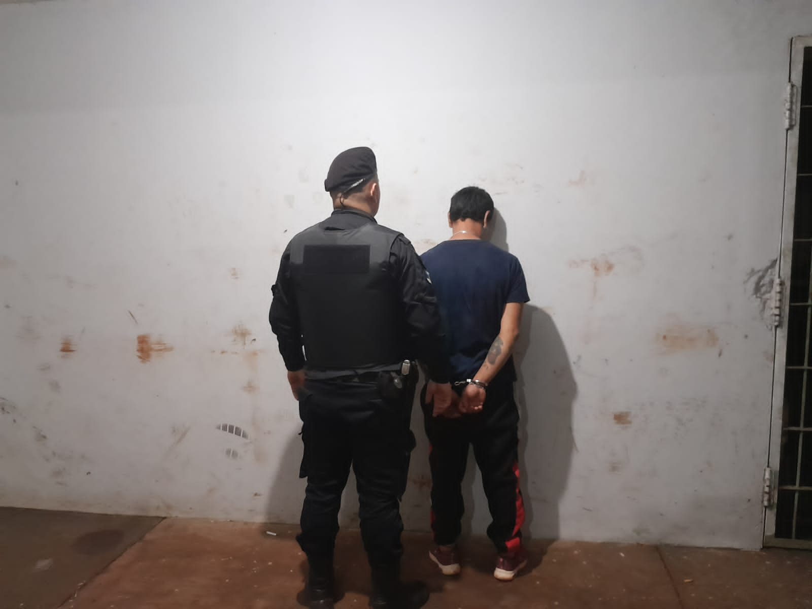 Amenazó con un arma de utilería a su vecino y fue detenido