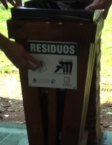 Se instalaron 5 cestos de residuos hechos en la Unidad Penal III en el quincho del Parque Schwelm