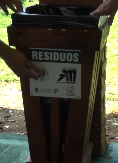 Se instalaron 5 cestos de residuos hechos en la Unidad Penal III en el quincho del Parque Schwelm