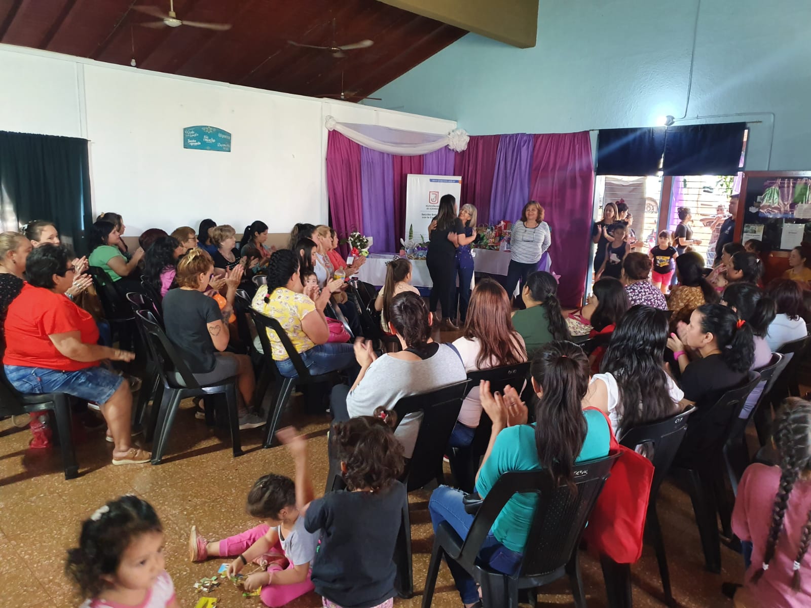 Agasajaron a las mujeres que participan de los talleres del Centro Integral Punto Naranja