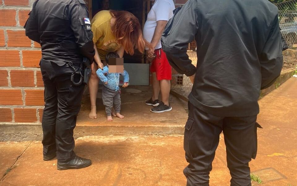 Llegó con su bebé convulsionando a una comisaría y los policías le realizaron los primeros auxilios