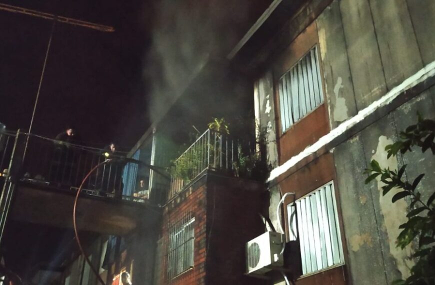 Un departamento fue consumido por un incendio
