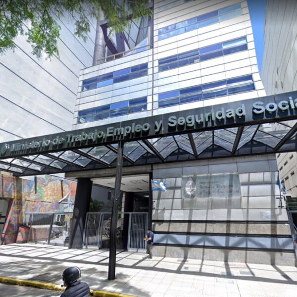 Acordaron un aumento del 20% del salario mínimo en cuatro tramos