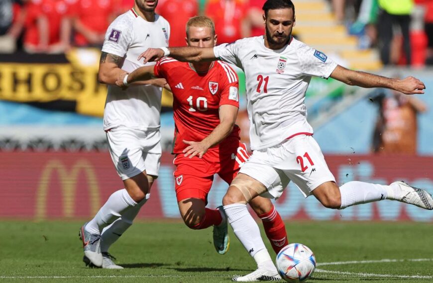 Irán le ganó a Gales 2 a 0 sobre el final del partido