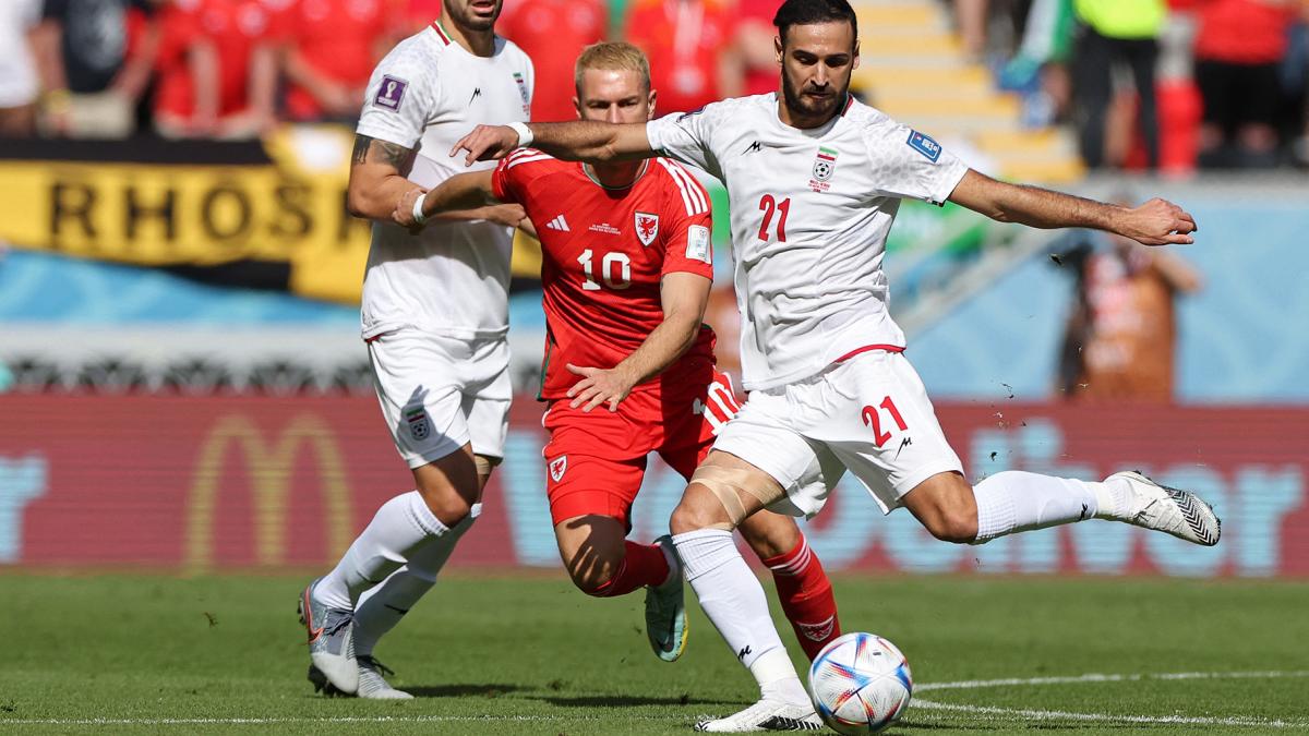 Irán le ganó a Gales 2 a 0 sobre el final del partido