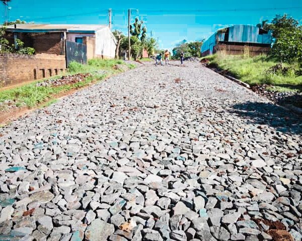 Continúan los arreglos, limpieza y mantenimientos de caminos en barrios de Eldorado