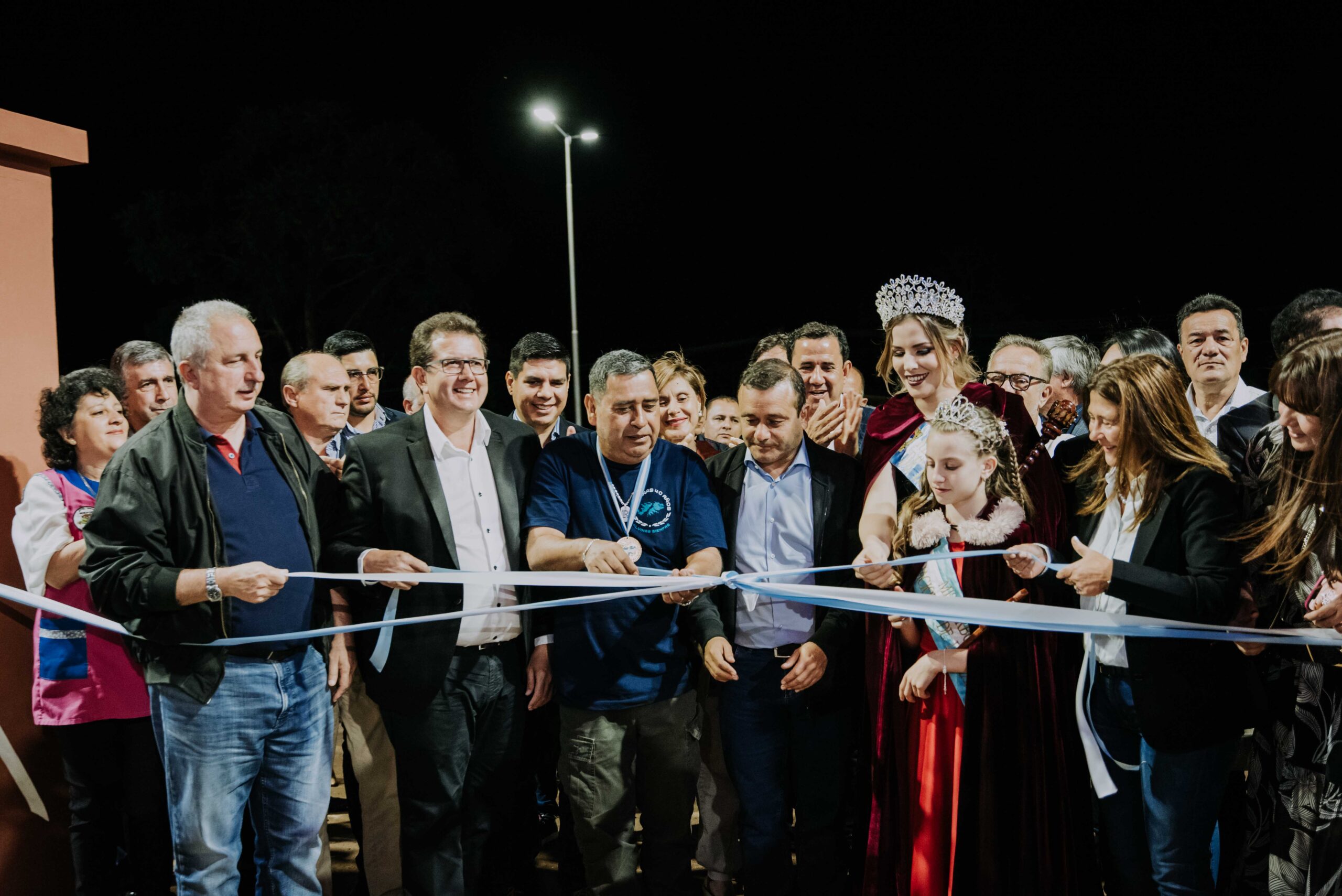 noche, con el tradicional corte de cintas, se puso en marcha la 37a edición de la Fiesta Nacional de la Madera. La grilla del evento contiene números artísticos de primer nivel que acompañarán a la expo industrial, comercial y artesanal más grande del Oriente Misionero. Durante la apertura en el polideportivo local, el gobernador Oscar Herrera Ahuad resaltó la importancia de recuperar la impronta de las fiestas que unen a las comunidades alrededor de la matriz productiva de una zona. En primera instancia se entregó la declaración de interés provincial de la actual edición y se otorgaron tres reconocimientos a integrantes de la primera comisión organizadora de la Fiesta de la Madera. Además, el mandatario provincial entregó créditos a empresas forestales en el marco del Programa de Sustentabilidad y Competitividad Forestal para Viveros e Industria Forestal. UNA FIESTA QUE ILUMINA EL ORIENTE MISIONERO El mandatario expresó su alegría de poder compartir una nueva edición de una fiesta que “es el faro que ilumina el resto de las fiestas del interior de la provincia" y que "es la única en la Argentina de la madera, y acá debe centrarse el eje que hace las políticas públicas en materia forestal". Ratificó el proceso de reivindicación histórica del Oriente Misionero que lleva adelante, en el que San Vicente ha sido epicentro, igual que San Pedro, entre otros municipios. Además, destacó que la Capital de la Madera, aun atravesando la pandemia, se concretó un proceso de urbanización destacable con 233 cuadras de asfalto junto a otras mejoras viales ejecutadas en conjunto con la provincia. Informó que en enero próximo se iniciará "la transformación definitiva del barrio San Roque, con una obra de cerca de 50 cuadras de saneamiento, cordón cuneta, empedrado y asfalto que va a permitir el desarrollo total y absoluto de toda esa zona de San Vicente". Algo que se complementará con el acceso a la comisaría, escuelas y el acceso al Centro Integrador Comunitario, entre otras obras proyectadas. Comentó que este desarrollo urbanístico irá de la mano con el avance educativo de la Universidad del Alto Uruguay y el asfaltado de su acceso. Asimismo, adelantó que hay planes para que el Polideportivo Municipal “Verón Gallardo” se convierta "en una villa olímpica modelo del interior de la provincia, para la práctica de todos los deportes y como Centro Regional de Mediano y Alto Rendimiento". Por último, agradeció a "los sanvicentinos por el apoyo, el acompañamiento de siempre y por hacer de este tiempo algo próspero para todas las familias", fortaleciendo el objetivo de crecimiento y desarrollo de la zona. Por su parte, el intendente Fabián Rodríguez, manifestó que la fiesta recuperó el espíritu de los pioneros de San Vicente y el trabajo de toda la comunidad local. Agradeció el apoyo del Gobernador por los trabajos viales y las obras de mejora realizadas en diversos barrios de la comuna. Entre los asistentes al evento estuvieron el ministro Coordinador de Gabinete, Ricardo Wellbach; el ministro de Industria, Nicolás Trevisán; el ministro de Turismo, José María Arrúa; el ministro de Salud, Oscar Alarcón; el ministro de Cultura, José Martin Schuap; el ministro de Desarrollo Social, La Mujer y la Juventud, Fernando Meza; el ministro de Ecología, Víctor Kreimer; el presidente del IMAS, Joaquín Sánchez; los diputados provinciales Hugo Passalacqua, Martin Cesino, Ceferino Rodríguez y Ramón Omar Olsson; las diputadas Antonia Suzel Vaider y Norma Raquel Sawicz; la presidenta de Energía Misiones, Virginia Kluka; la subsecretaria de Tierras, Sonia Melo; el presidente de Vialidad Provincial, Sebastián Macias, entre otros funcionarios locales y provinciales. LA 37° FIESTA NACIONAL DE LA MADERA 2022 La feria convocó a más de 180 expositores, y está dividida en sectores institucional, comercial, gastronómico y por supuesto suma toda la oferta de artistas, artesanos locales y venta de muebles. En el sector institucional se exponen las casas de estudios y se presenta la parte de innovación y tecnología. En ese espacio además se montaron salas de conferencia donde se van a realizar capacitaciones los días viernes y sábado. Allí el viernes 11 por la mañana se realizará la apertura de la Mesa Forestal. El evento de apertura se llevó a cabo en el Polideportivo Municipal “Verón Gallardo” recientemente remodelado, con nueva luminaria y una ampliación a través de la construcción de un nuevo edificio anexo. Además, la Dirección Provincial de Vialidad realizó el asfaltado del acceso al predio.