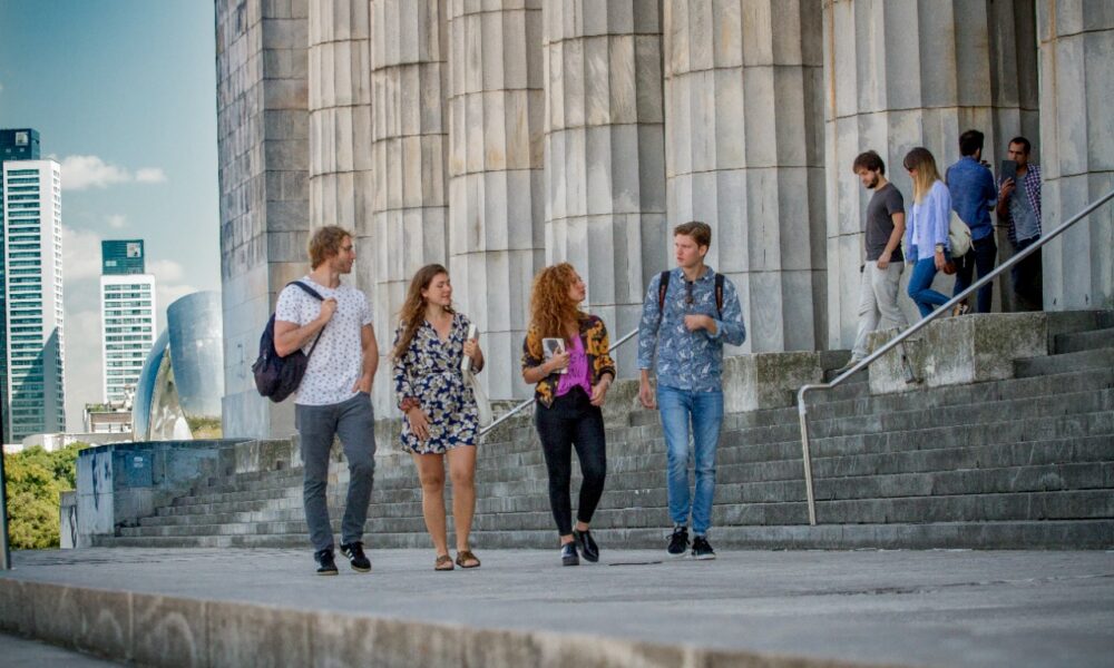 Universitarios de todo el país ya pueden inscribirse para becas en Misiones y Buenos Aires