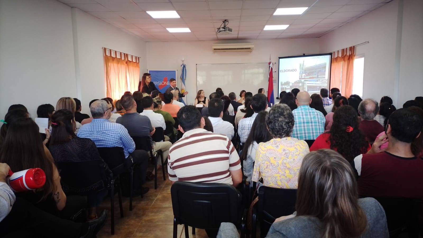A sala llena se realizó la charla sobre derecho y salud en la Universidad Gastón Dachary