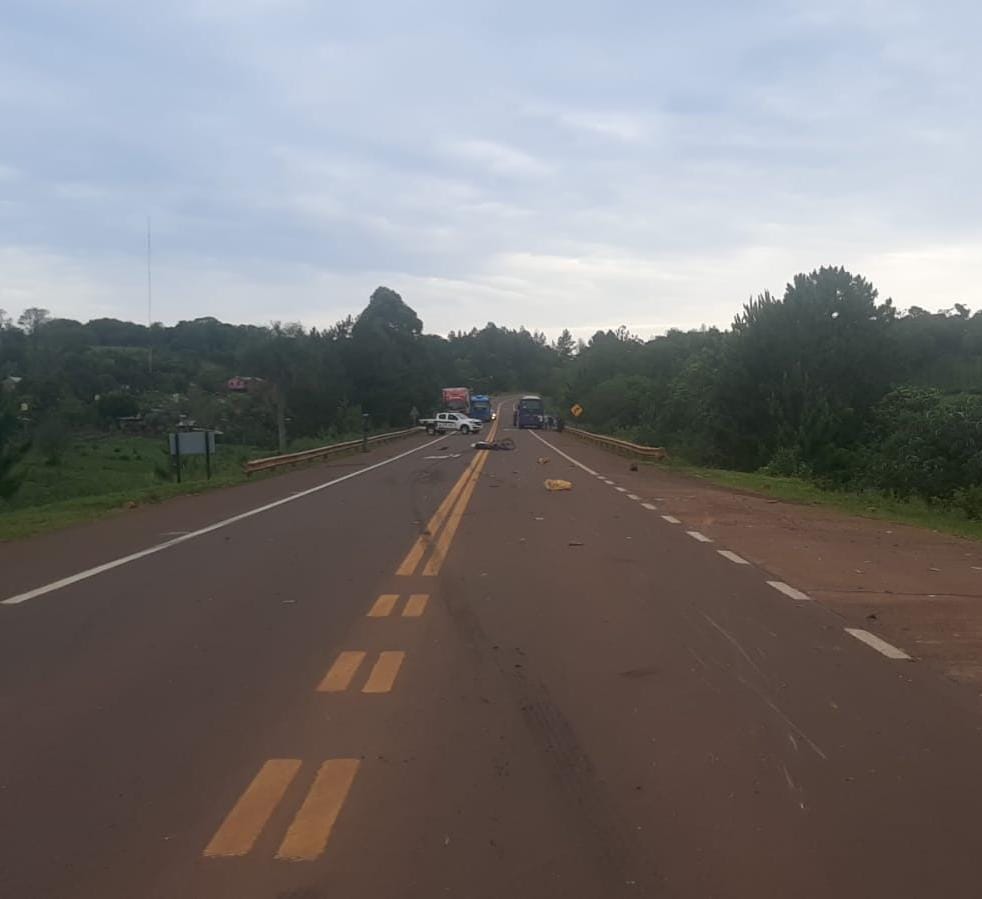 Un motociclista falleció al colisionar contra un colectivo en la Ruta 14