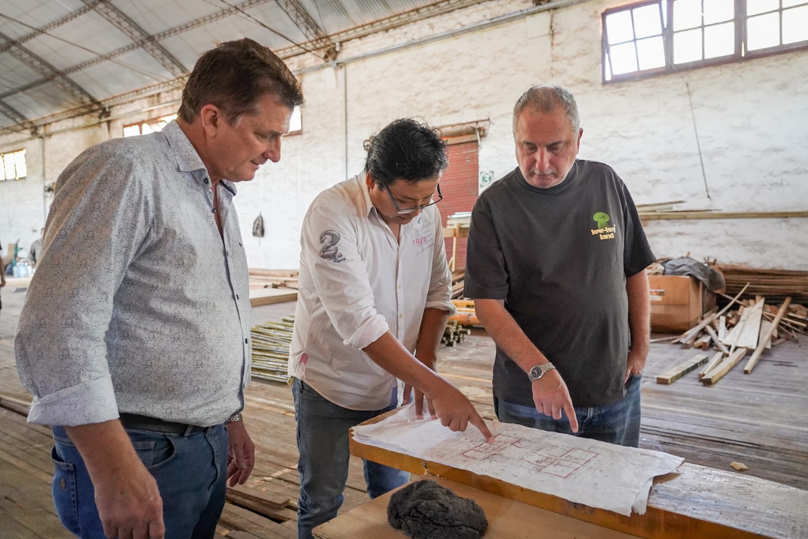 “La industria misionera no tiene techo gracias a la creatividad y pasión de nuestra gente”, consideró Passalacqua en visita a fábrica de casas de madera en Alem