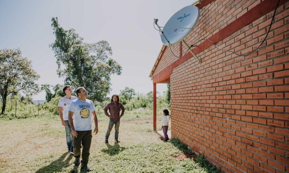 Herrera Ahuad conectó antenas para TV digital en aldea de Yabotí y accionó gestiones para mejorar el acceso al agua