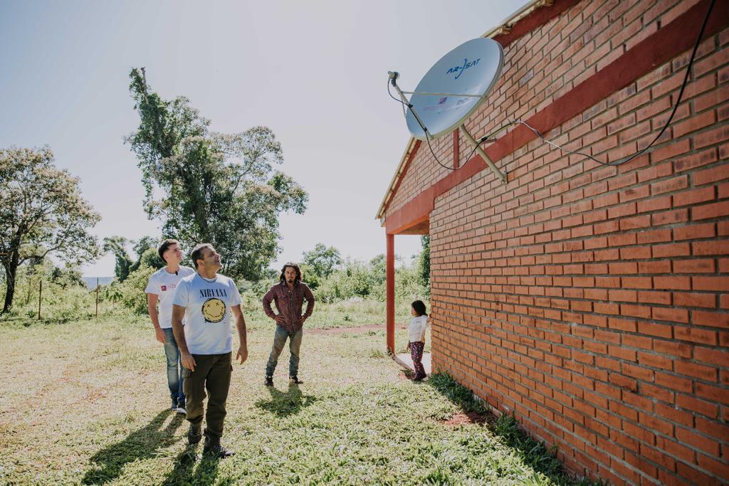Herrera Ahuad conectó antenas para TV digital en aldea de Yabotí y accionó gestiones para mejorar el acceso al agua