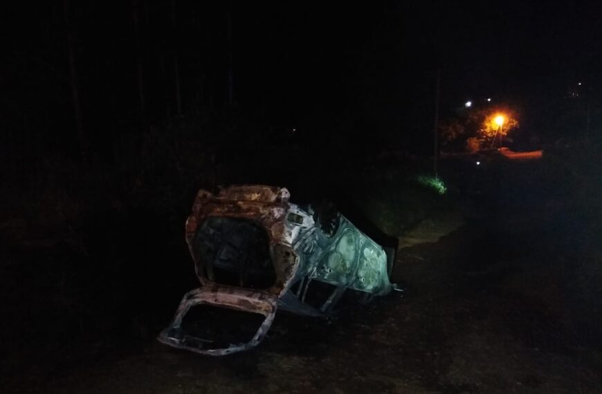 Contrabandista evadió un control policial, volcó y terminó con el auto incendiado
