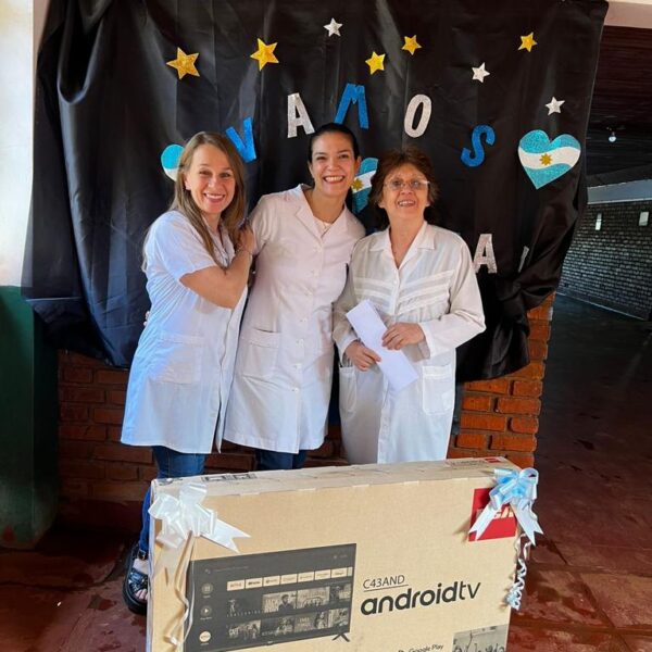 La escuela N° 381 recibió la donación de un Smart TV de 43”