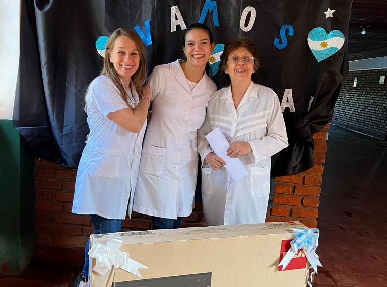La escuela N° 381 recibió la donación de un Smart TV de 43”