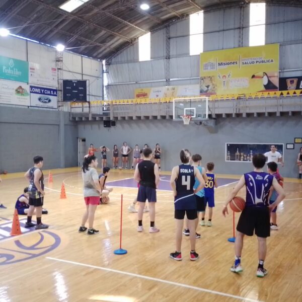 Clínica de Básquet con Mariano Sánchez, entrenador de jugadores NBA, en el Club Coatí