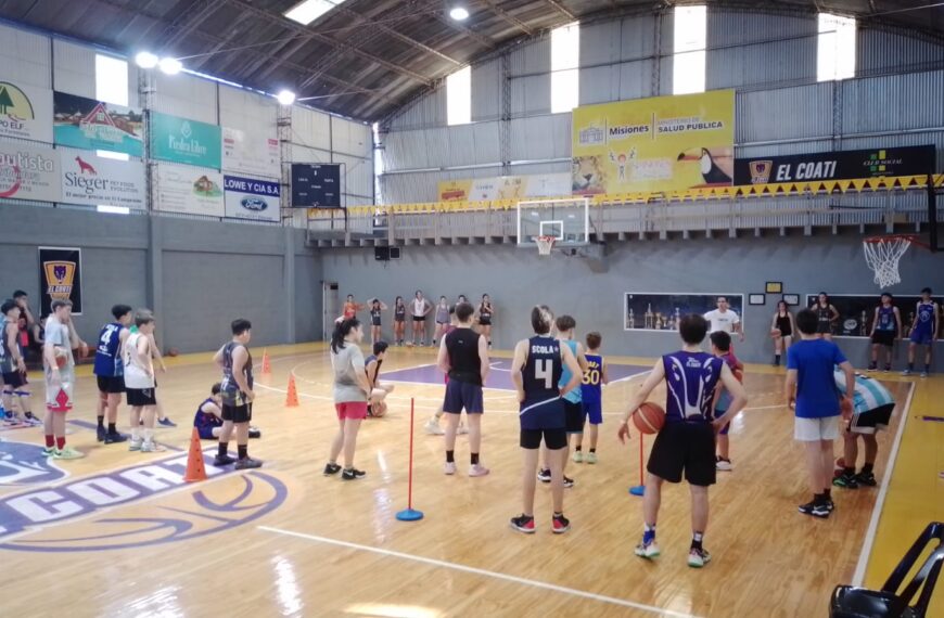 Clínica de Básquet con Mariano Sánchez, entrenador de jugadores NBA, en el Club Coatí