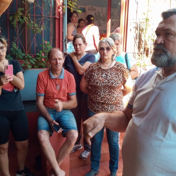 Vecinos del barrio Los Lapachos reclaman por la faltante de agua