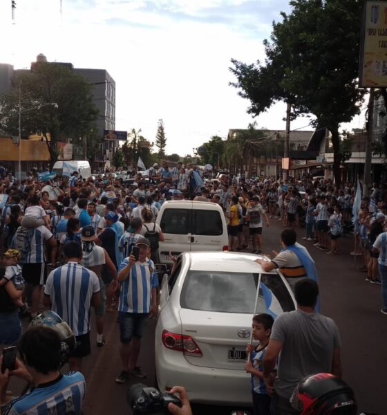 Cientos de personas salieron a las calles de Eldorado a celebrar el triunfo de Argentina