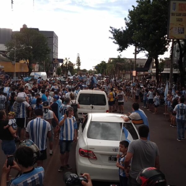 Cientos de personas salieron a las calles de Eldorado a celebrar el triunfo de Argentina