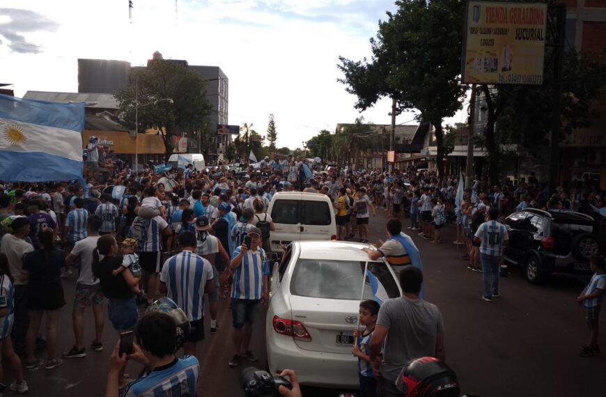 Cientos de personas salieron a las calles de Eldorado a celebrar el triunfo de Argentina
