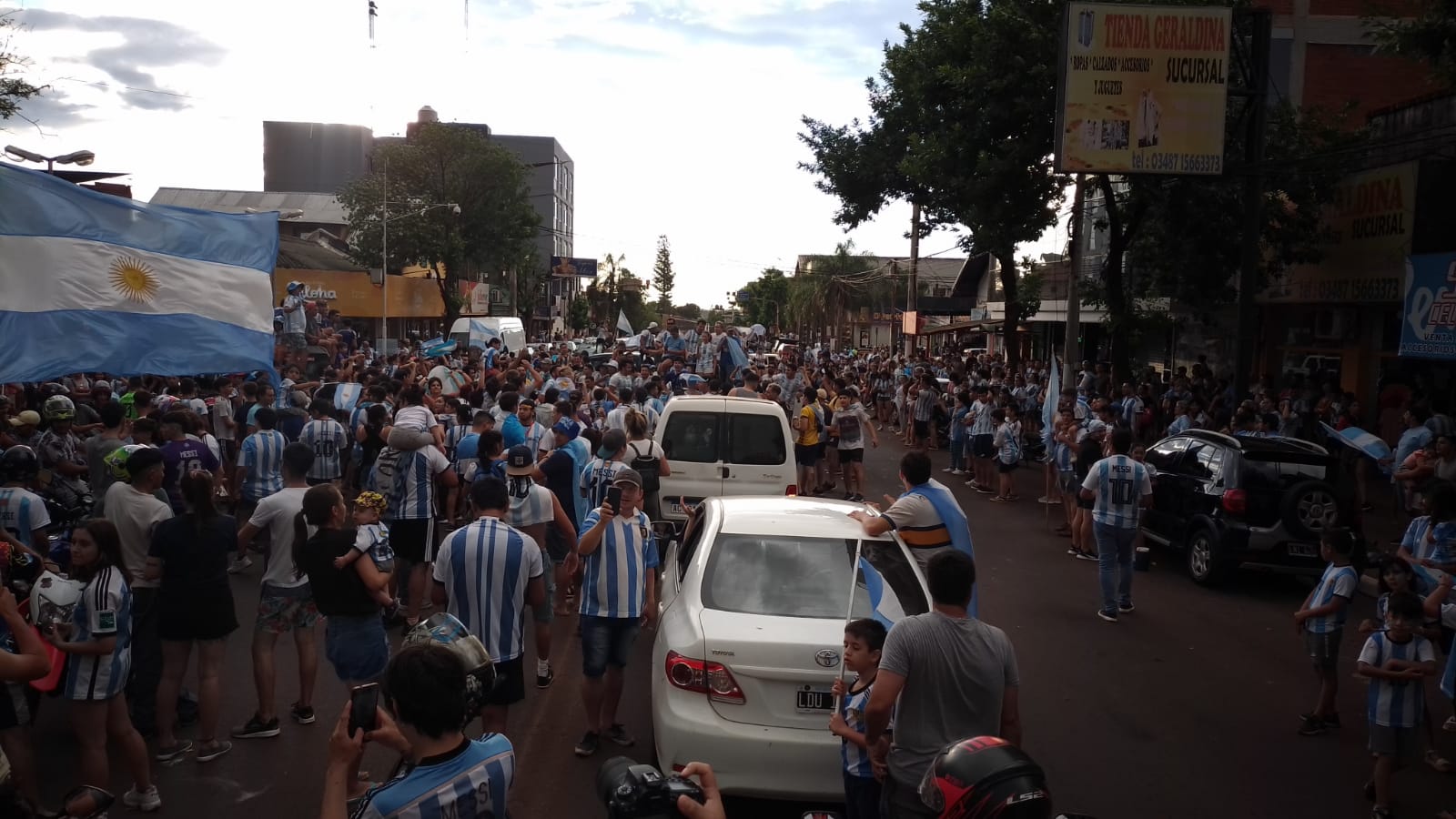 Cientos de personas salieron a las calles de Eldorado a celebrar el triunfo de Argentina