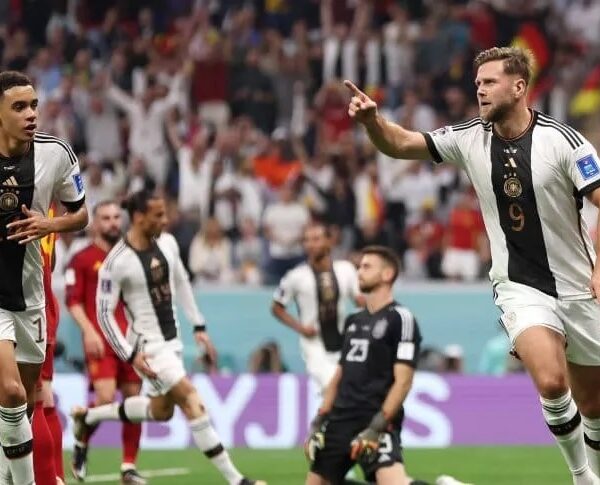 Alemania rescató un empate ante España y sigue vivo