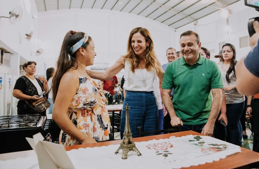 Herrera y Tolosa Paz firmaron convenios y entregaron beneficios del programa “Ayudas Urgentes”