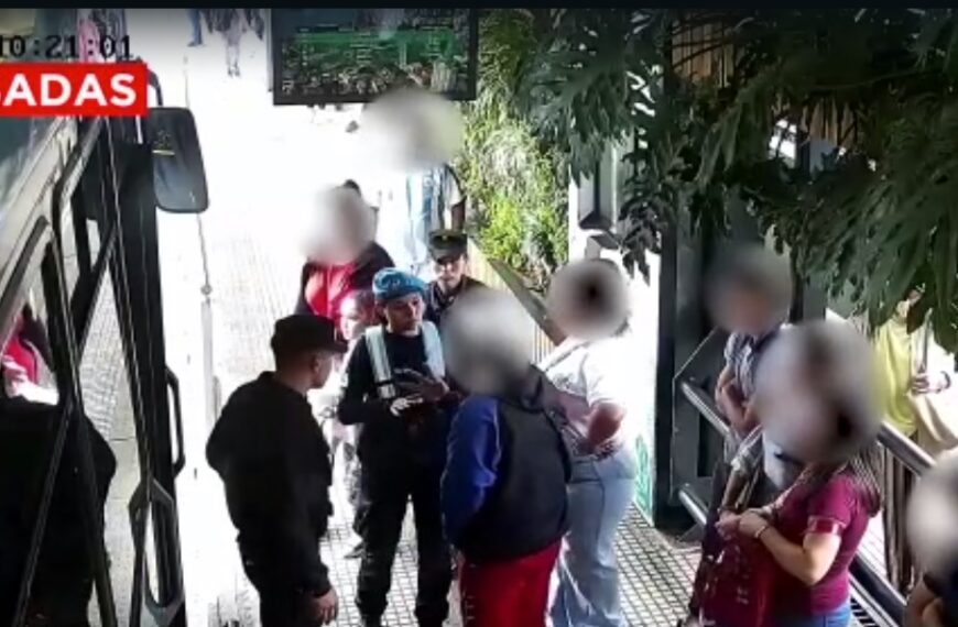 Agredió al chofer de un colectivo, hostigó a los pasajeros y terminó detenido