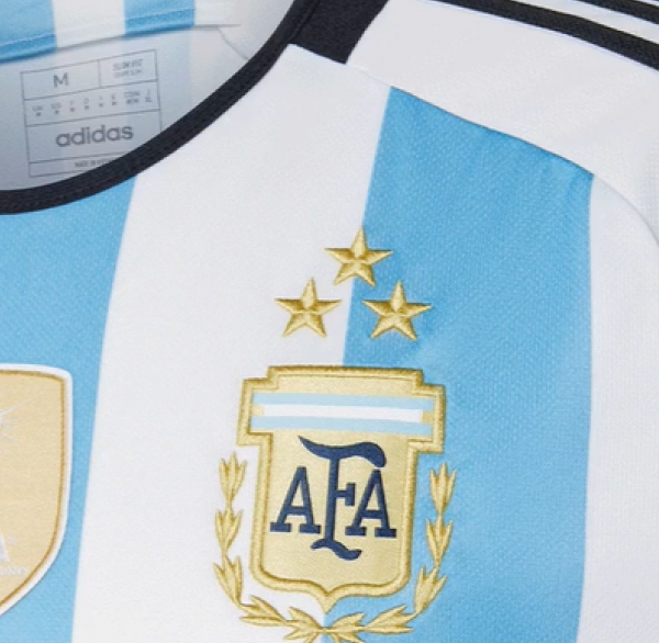 Se agotó en horas la camiseta con las tres estrellas y el parche de campeón