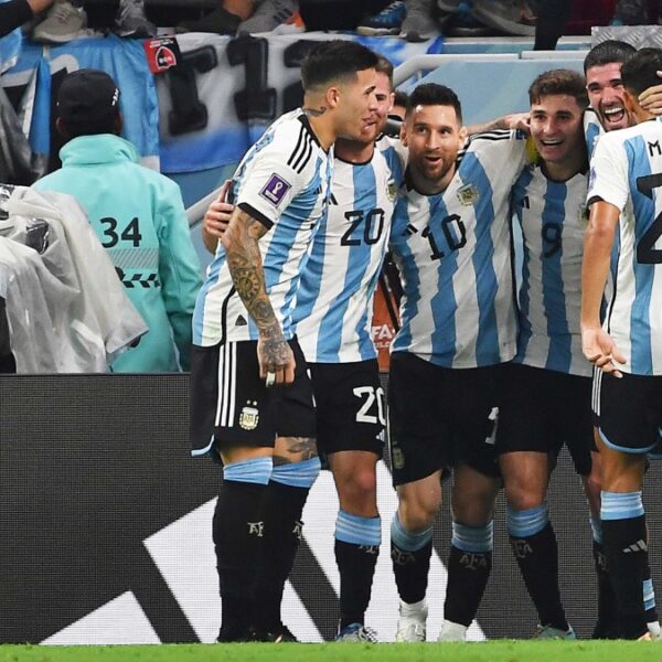 Argentina le ganó a Australia y pasó a cuartos de final
