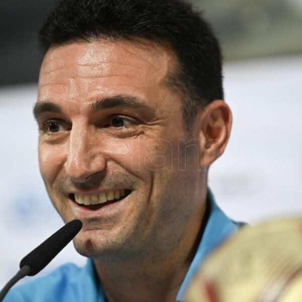 Scaloni, emocionado con sus dirigidos, deseó "ganar la Copa" en la despedida de Messi